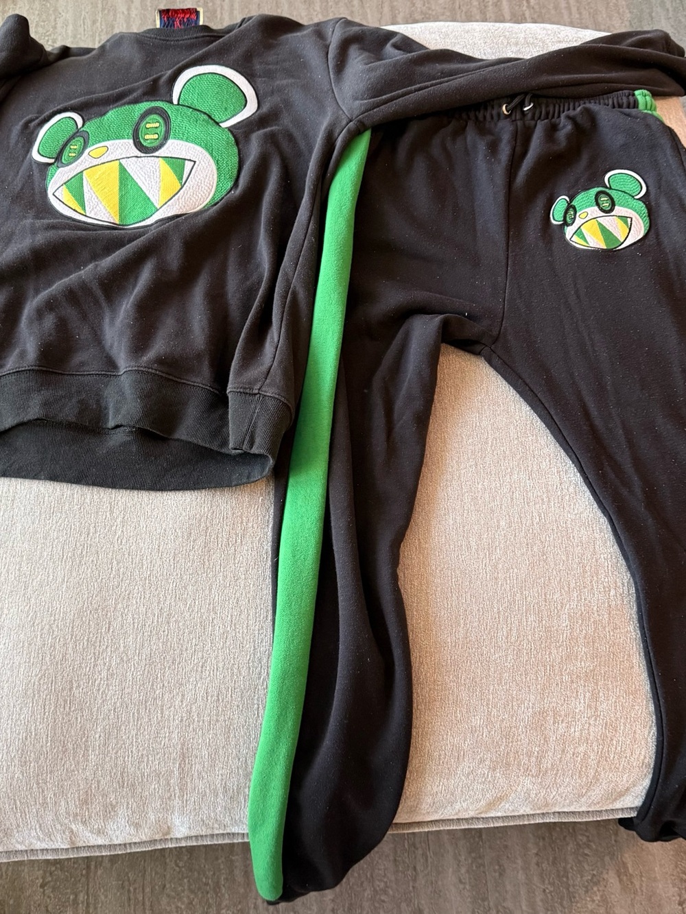 Retrol Label Black & Green Bear Men’s Graphic Sweater and Jogger Pants Set